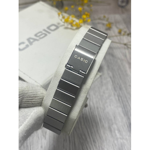 Наручные часы Casio Quartz с черным циферблатом и овальным корпусом